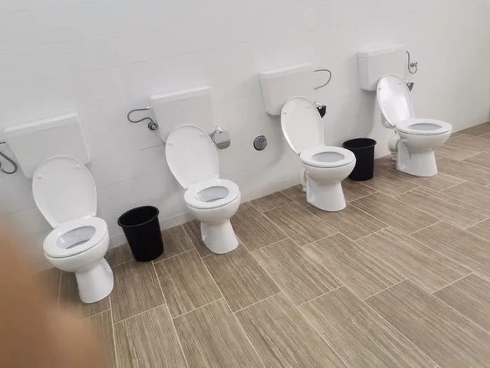 Toaletă „open space” la o școală din județul Gorj Foto: Gorj Online