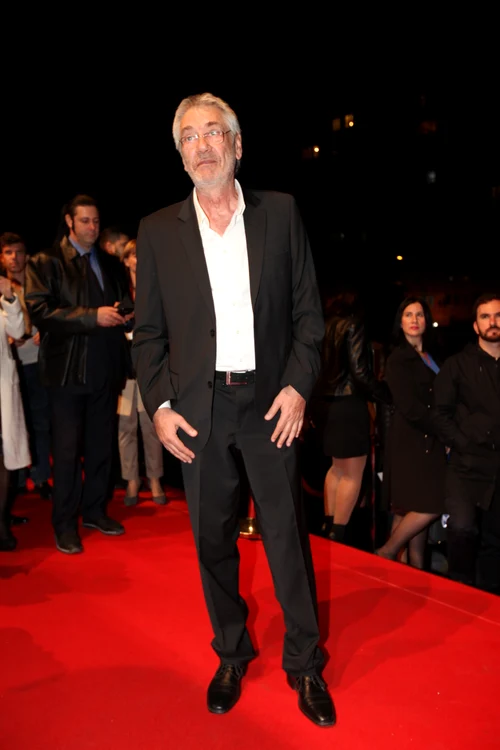 Sclipiciul e unul ieftin, de unghii, se găseşte la orice magazin de cosmetice. Nu-ţi face rău, pe buze