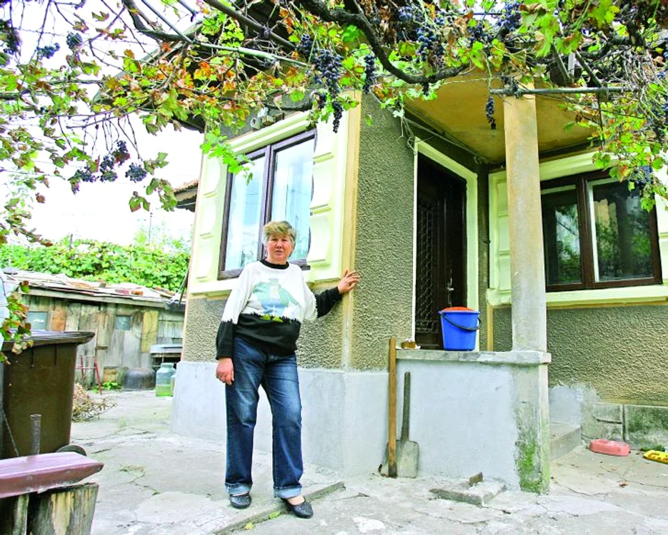 
    Casa Elenei a fost  construită în anul  1954 şi a început să se crape la colţuri  