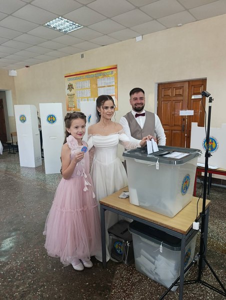 Vot în ziua nunții lor. Doi miri din Republica Moldova și-au exercitat dreptul de vot în ziua în care și-au unit destinele