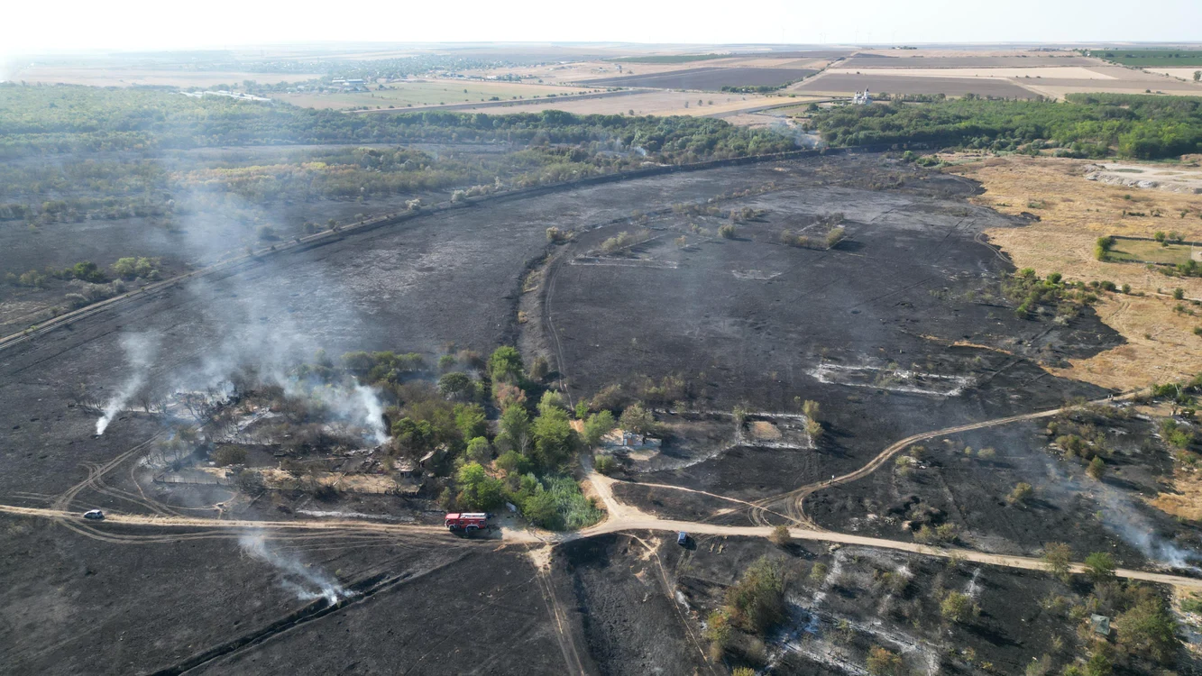 Un incendiu, izbucnit la Medgidia, a dus la oprirea circulației feroviare FOTO: Imagini amator