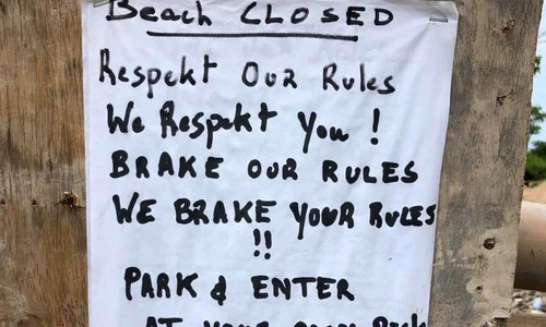 Afișele amenințătoare lipite de localnici jpeg