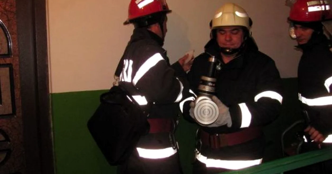 Pompierii au fost chemaţi să deblocheze uşa