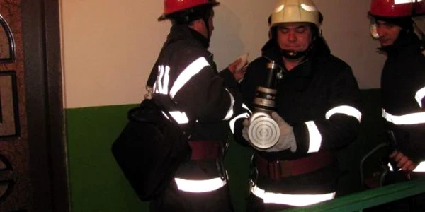 Pompierii au fost chemaţi să deblocheze uşa