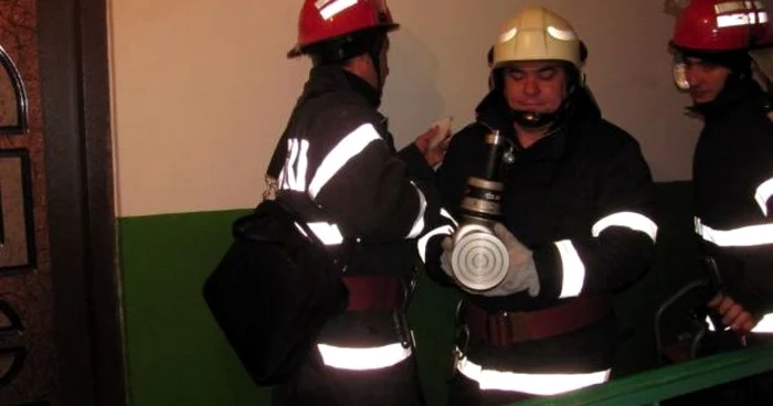 Pompierii au fost chemaţi să deblocheze uşa