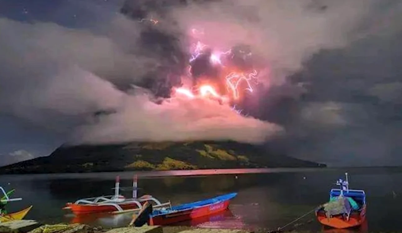 După erupţia Muntelui Ruang, s-a emis alertă de tsunami, captură video