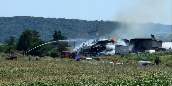 Sute de tone de plante furajere şi un adăpost de animale au ars într-un incendiu FOTO ISU Bacău