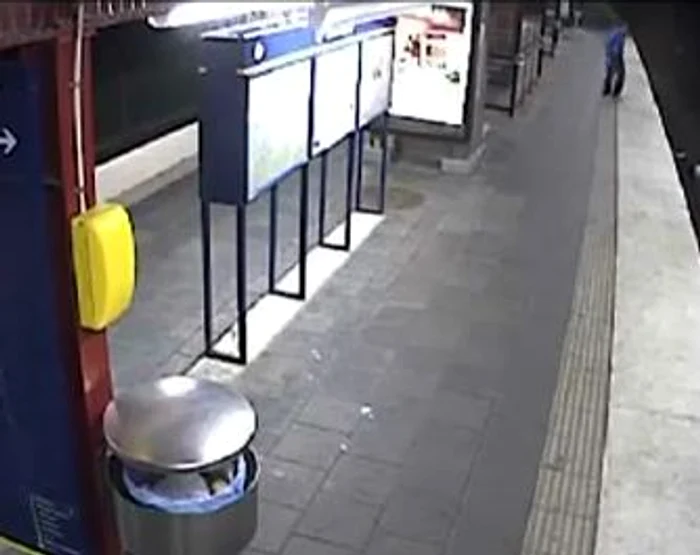 
    Bărbatul este jefuit pe şinele de metrou  