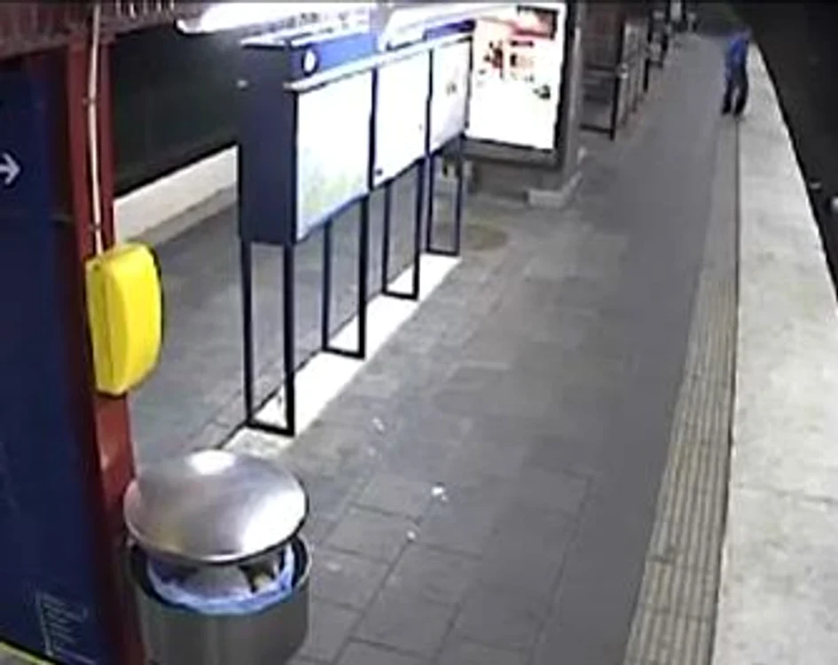 
    Bărbatul este jefuit pe şinele de metrou  