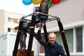 Andrei nu va sta într o nacelă ca cea din imagine, dar va încerca să devină primul român ce obține un record mondial la zborul cu balonul jpeg