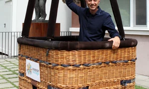 Andrei nu va sta într o nacelă ca cea din imagine, dar va încerca să devină primul român ce obține un record mondial la zborul cu balonul jpeg