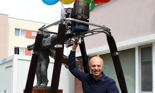Andrei nu va sta într o nacelă ca cea din imagine, dar va încerca să devină primul român ce obține un record mondial la zborul cu balonul jpeg