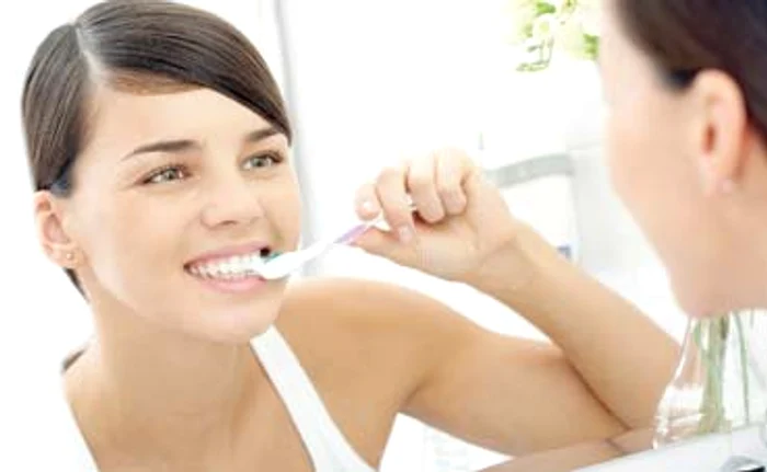 Pune-l pe periuţă şi spală-te timp de 2-3 zile cu bicarbonat de sodiu pentru a-ţi albi dinţii