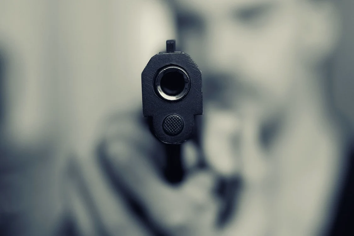 Bărbatul și-a împușcat soția cu pistolul FOTO: Arhivă