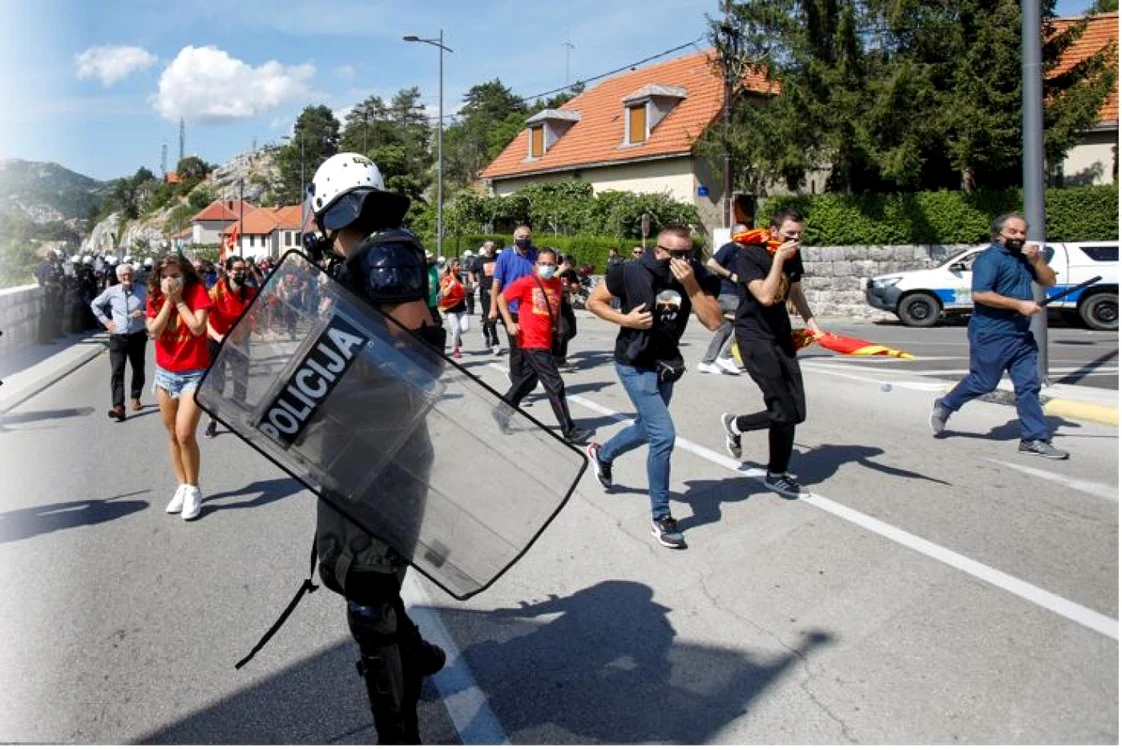Forţele speciale au folosit gaze lacrimogene asupra manifestanţilor adunaţi în piaţa centrală a orăşelului, la circa o sută de metri de o mănăstire din secolul al XV-lea