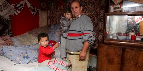 Mircea Mitilan a cârpit cum a putut casa, astfel încât cei doi copii să sufere cât mai puţin de frig. 