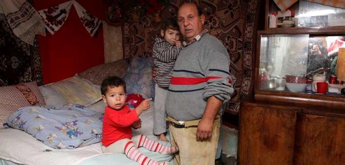 Mircea Mitilan a cârpit cum a putut casa, astfel încât cei doi copii să sufere cât mai puţin de frig.