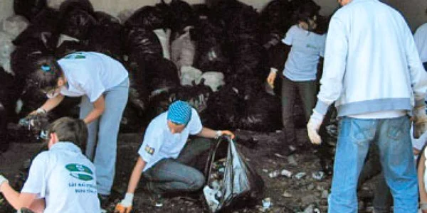 Voluntarii adună  PET-uri, iar autorităţile locale le împrăştie