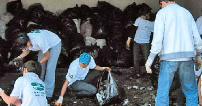 Voluntarii adună PET-uri, iar autorităţile locale le împrăştie