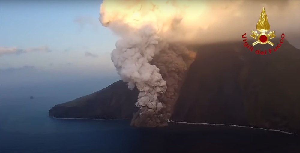 Vulcanul Stromboli în erupție: Alertă roșie pe insulă VIDEO