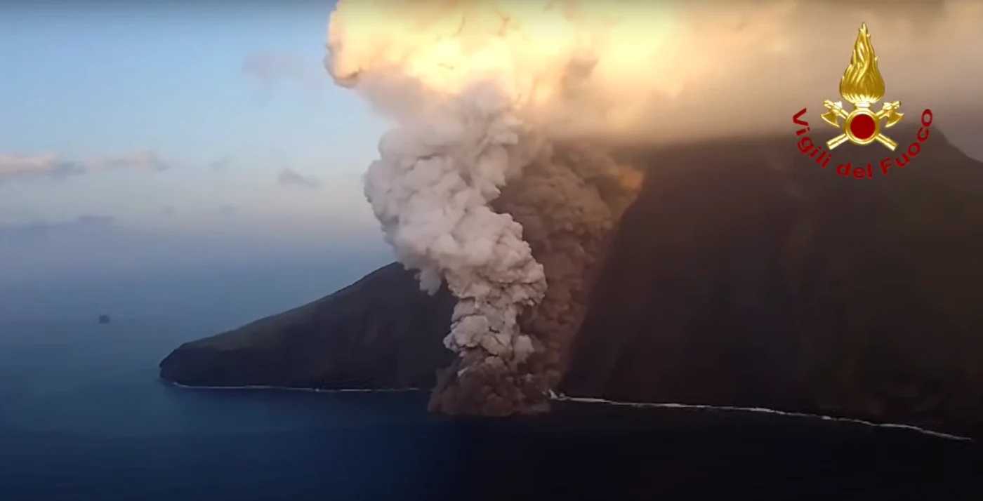 Eruptia vulcanului Stromboli a avut loc în jurul orei locale 14:00 (12:00 GMT). Foto Captură Video 