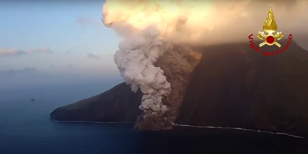 Eruptie Vulcan Stromboli   Foto Captură Video png