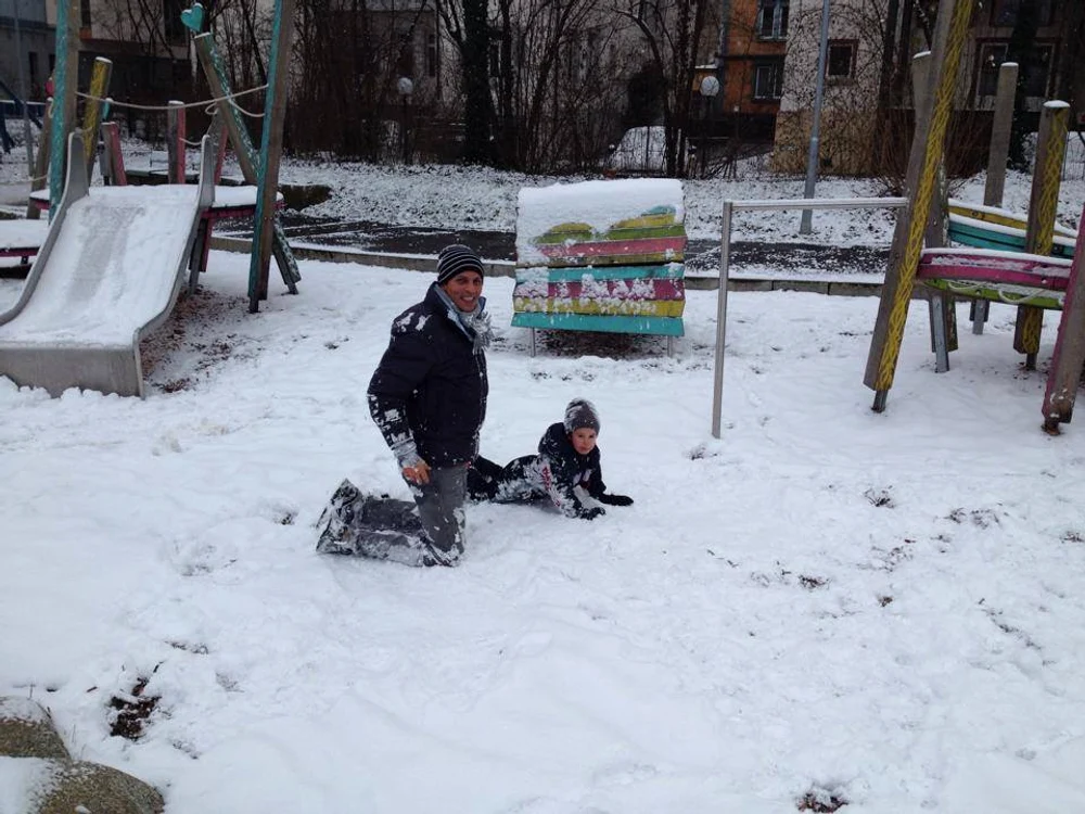Lucian Viziru se joacă în zăpadă, alături de băieţelul lui, Adrian