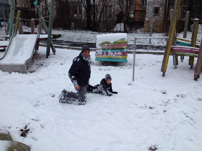 Lucian Viziru se joacă în zăpadă, alături de băieţelul lui, Adrian