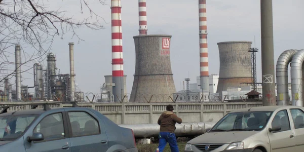 Autorităţile şi localnicii Ploieştiului bănuiesc că principala sursă de poluare a oraşului este Rafinăria Lukoil (foto: arhivă)