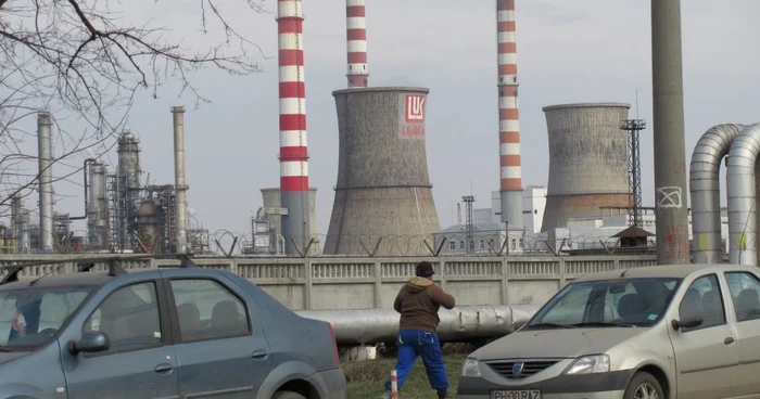 Autorităţile şi localnicii Ploieştiului bănuiesc că principala sursă de poluare a oraşului este Rafinăria Lukoil (foto: arhivă)