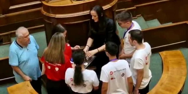 Momentul în care cei mai buni elevi ai Oltului au primit medaliile concursului internaţional organizat în Serbia