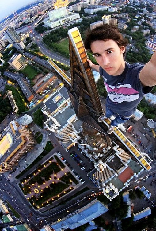 Kirill Oreshkin pe o cladire din Moscova