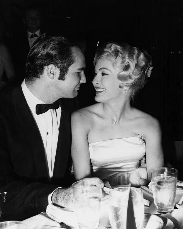 Burt Reynolds în 1960, cu Lori Nelson, GettyImages 585371871 jpg