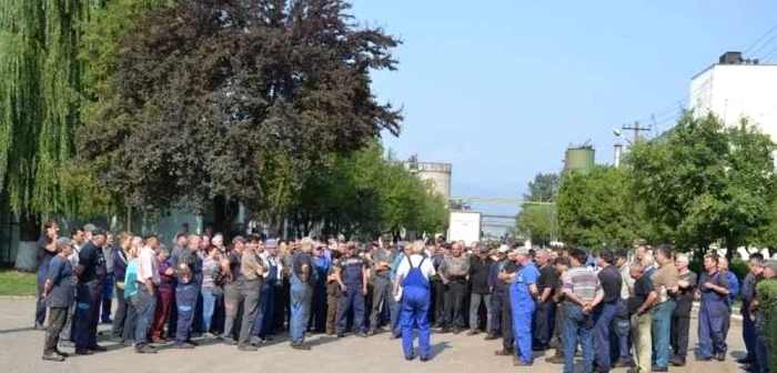 Oamenii au întrerupt lucrul şi s-au adunat în curtea uzinei. Foto: ziarulunirea.ro