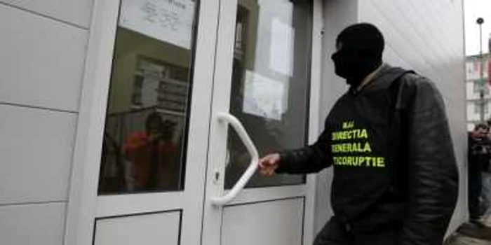 Avocatul din Mehedinţi şi poliţistul din Drobeta Turnu Severin au fost reţinuţi de procurorii DNA Craiova