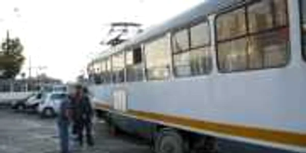 VIDEO Bucureşti: Un tramvai a deraiat pe Calea Rahovei