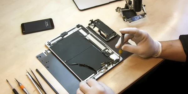 Tableta la service smartphone FOTO Shutterstock