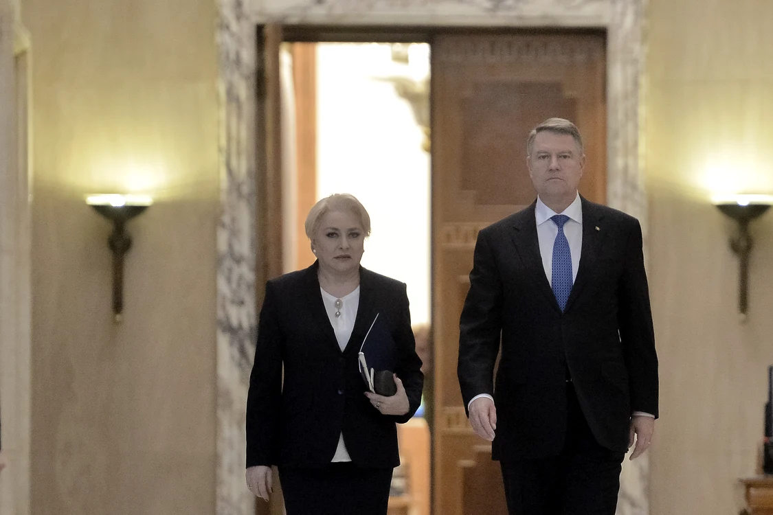 
    Premierul Viorica Dăncilă și președintele Klaus Iohannis joacă ping-pong cu nominalizările la șefia ministerelor Transporturilor și DezvoltăriiFoto: Mediafax  