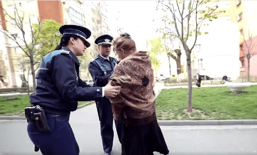 O bătrână de 82 de ani a fost lăsată fără mii de euro și zeci de mii de lei, cu o poveste lacrimogenă. Metoda Accidentul