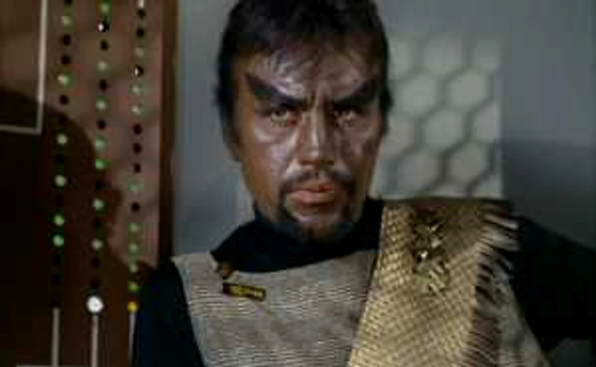 El este
însă probabil cel mai cunoscut dintre cei şapte actori care au
interpretat personajul Kang, un războinic klingonian, în versiunea
originală a serialului „Star Trek“.
