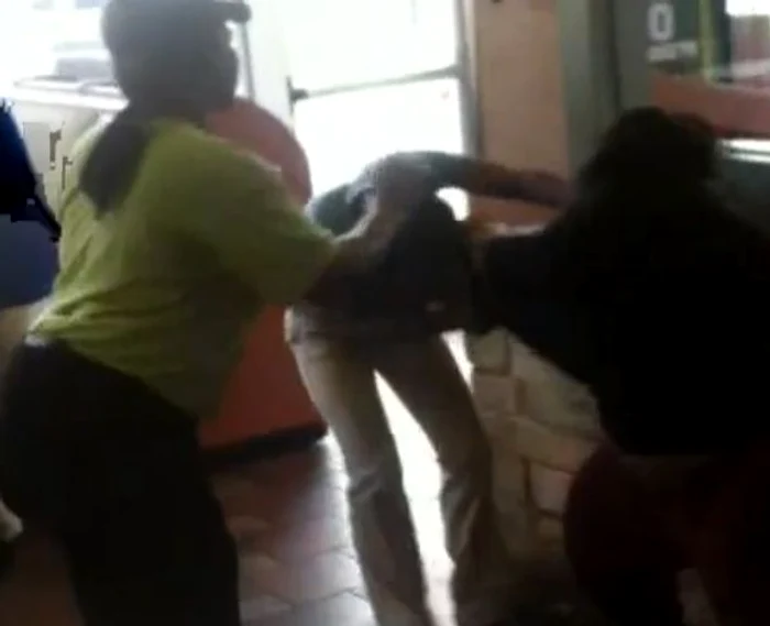 
    Bătaie între femei  