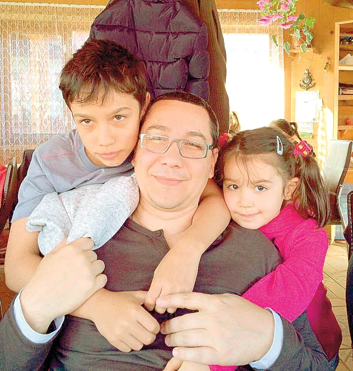 
    Victor Ponta, în Delta  Dunării, alături de copii  