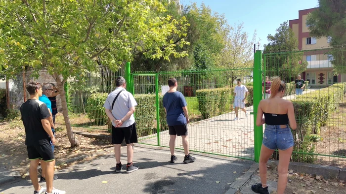 Așteptarea a fost grea pentru susținătorii candidaților FOTO: A.M.
