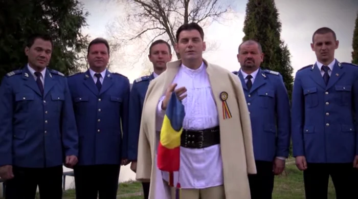 Rolul piesei e să-i facă pe jandarmi mândri de meseria lorFoto Youtube