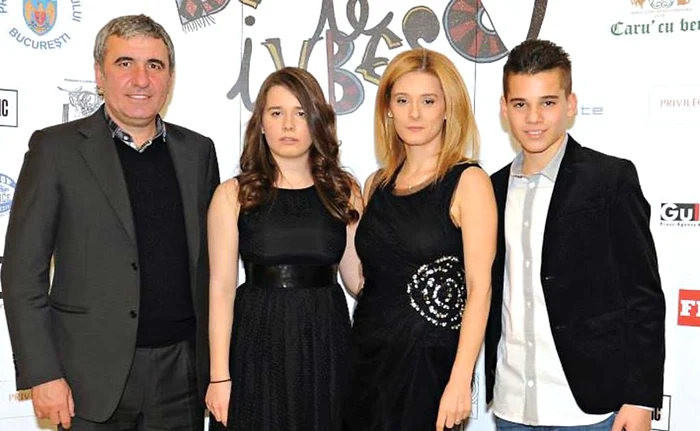Gheorghe Hagi, alături de familia lui, la premiera peliculei "București, te iubesc!"