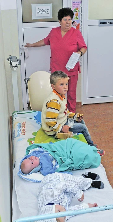 Trei fraţi au fost uitaţi în casă, nemâncaţi