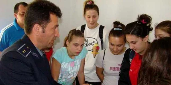 Copiii, dar şi adulţii au la dispoziţie un nou număr de telefon la care pot sesiza abuzurile împotriva copilului