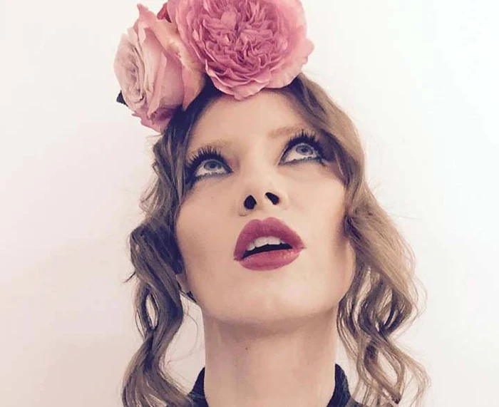 Iulia Albu nu a venit singură, ci cu găina sa Foto: Captură Kanal D