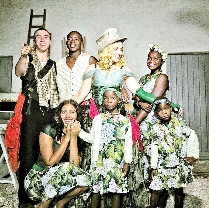 Madonna, împreună cu cei 4 copii adoptivi, David Banda, de 14 ani, Mercy James, de 13 ani, Esther şi Stella, de 6 ani, şi cei doi copii biologici, Lourdes, de 23 de ani, şi Rocco Ritchie, de 19 ani