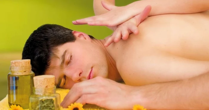 Înainte de a începe masajul, încearcă să creezi o atmosferă plăcută în cameră, cu flori, lumânări parfumate şi muzică relaxantă.